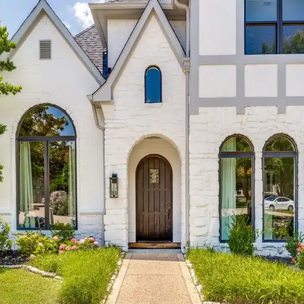 EXQUISITE UPDATES IN PRIME DALLAS LOCATION