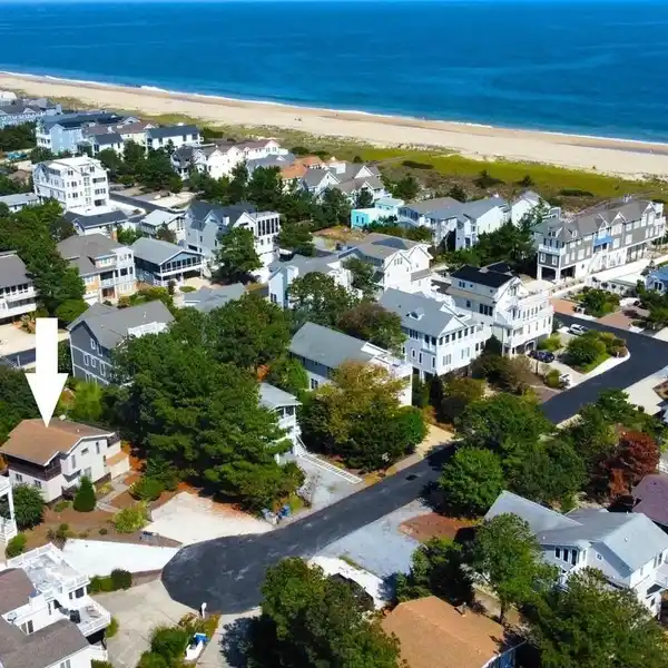 CHARMING COASTAL COTTAGE WITH OCEAN BREEZES
