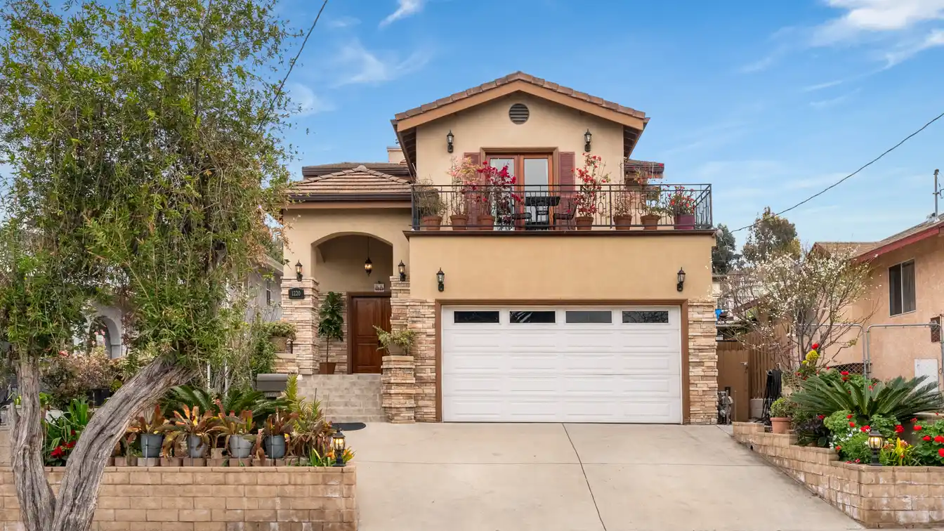 Light and Bright Home in a Quiet Neighborhood