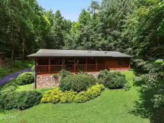 Private One-Level Cabin Near Downtown