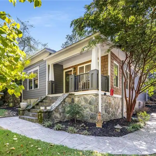 BEAUTIFUL CORNER GEM WITH CAPTIVATING SKYLINE VIEWS