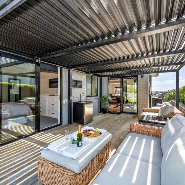 STYLE AND COMFORT WITH VERSATILITY