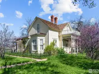 Timeless Farmstead Retreat: Historic Landmark with Modern Comforts and Event-Ready Barn in Boulder County