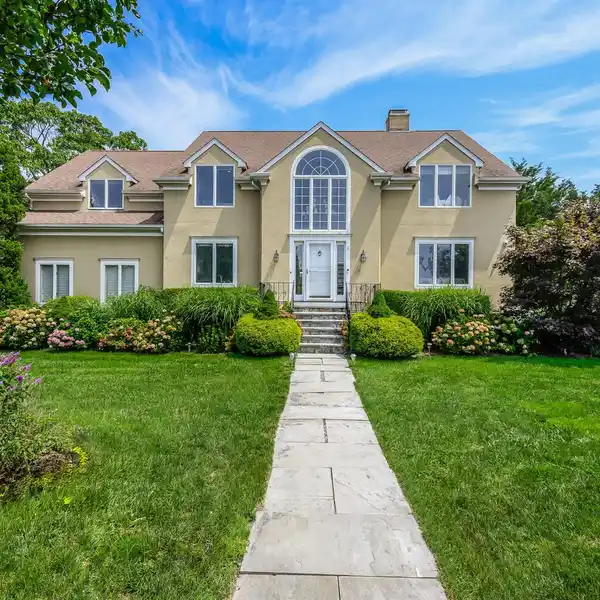 BEAUTIFULLY MAINTAINED HOME IN SOUGHT-AFTER SHIPPAN POINT