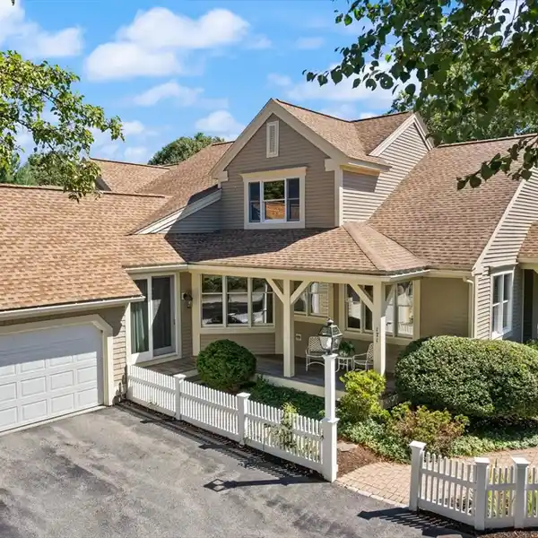 SOPHISTICATED TOWNHOME LOCATED IN SPRINGHOUSE POND