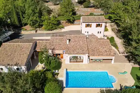 Elegant Property in a Peaceful Elevated Setting