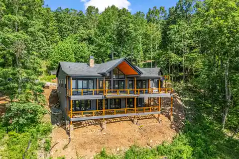 Elevated Mountain Living in Bright's Creek