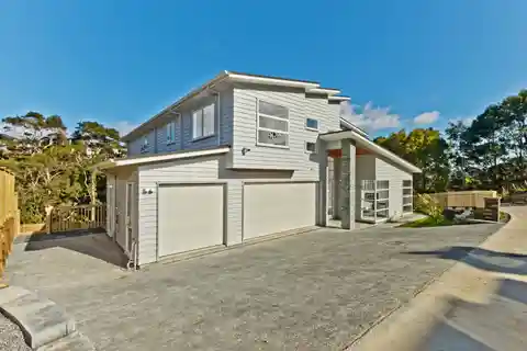 Expansive and Refined Living in Central Greenhithe