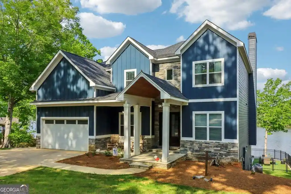 Like-new Lakefront Masterpiece