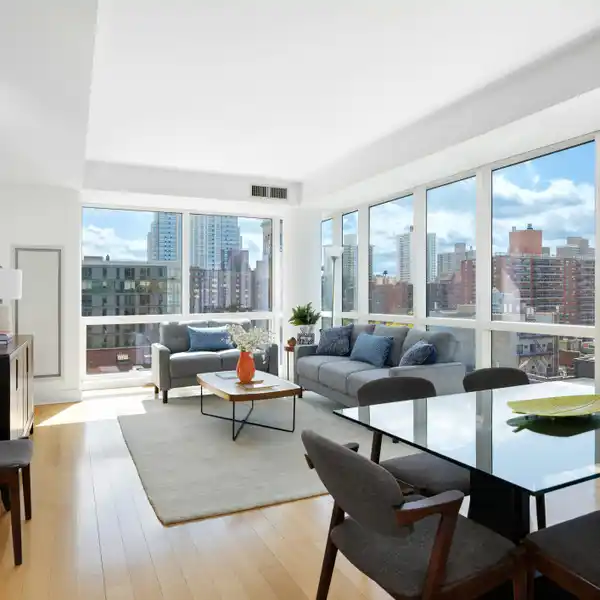 SUNLIT LUXURY HOME IN FULL-SERVICE ARIEL EAST