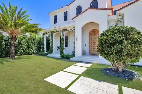 Chic Modern Mediterranean Residence