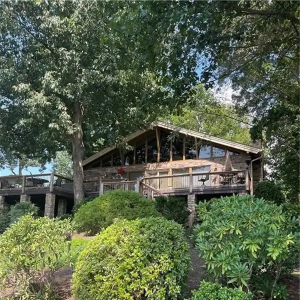 CLASSIC LAKE HOUSE LOCATED ON BEAUTIFUL LAKE HICKORY