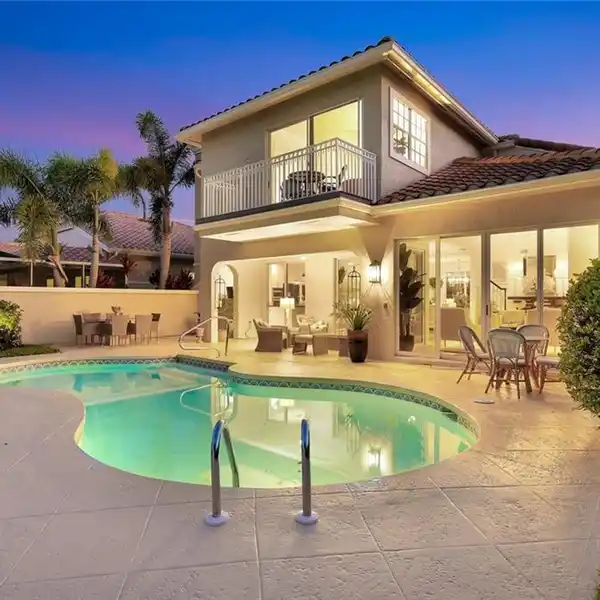 TURNKEY ELEGANCE WITH STUNNING SOARING CEILINGS