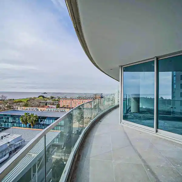 THREE BEDROOM APARTMENT IN A DISTINCTIVE AND DESIRABLE BUILDING