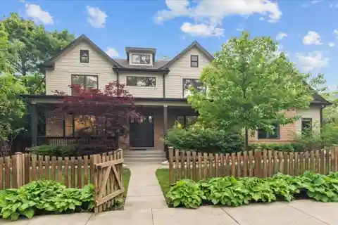 Stunning Newer Construction in Prime Location