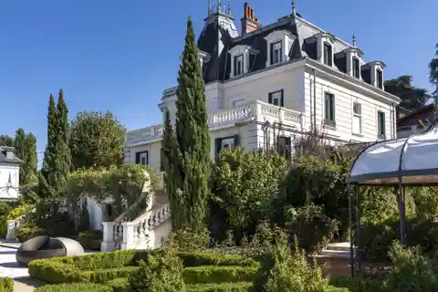 Tastefully and Thoroughly Renovated Villa