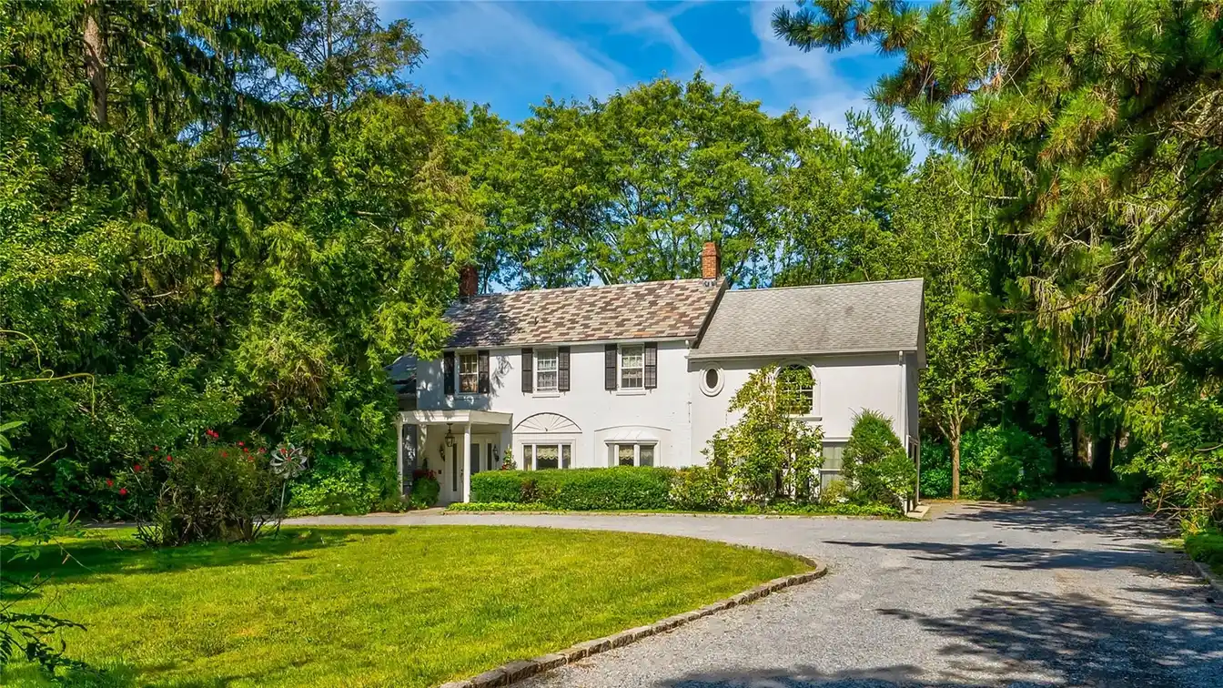 Beautiful Five Bedroom Home in Prestigious Laurel Hollow