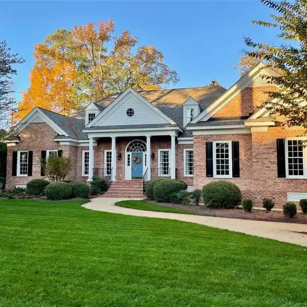ELEGANCE AND COMFORT IN A PRIVATE LAKEFRONT SETTING