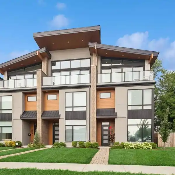 ELMHURST TOWNHOME WITH ROOFTOP TERRACE VIEWS