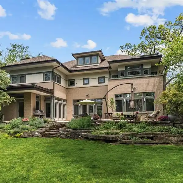 TRANSITIONAL SUN-FILLED NEWER CONSTRUCTION IN A PRIME LOCATION