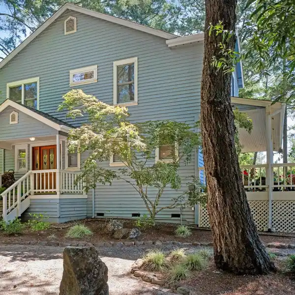 CHARMING FARMHOUSE IN WEST DRY CREEK