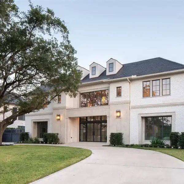 EXTRAVAGANT ESTATE WITH TIMELESS ARCHITECTURAL DETAIL