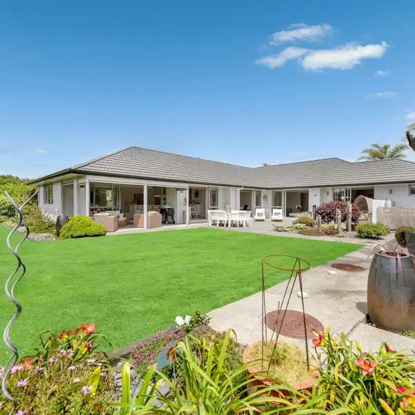 GORGEOUS COASTAL HAVEN WITH TROPICAL ELEGANCE