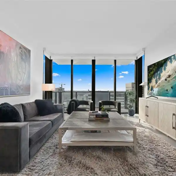 BEAUTIFUL RESIDENCE IN THE HEART OF BRICKELL
