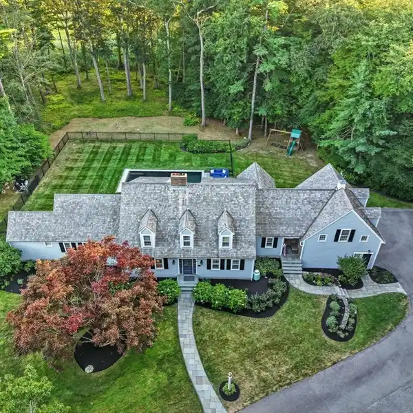 SPACIOUS AND STUNNING CAPE ON NEARLY FIVE ACRES