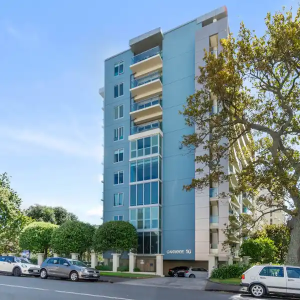 CORNER OAKRIDGE APARTMENT