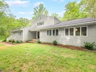 Distinctive Five-Acre Retreat