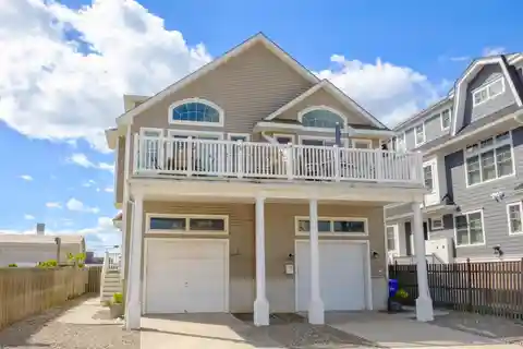 Charming 5-Bedroom Townhome Near Shops, Beach, Bay