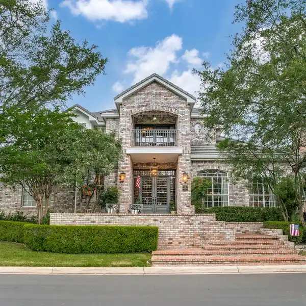 LUXURIOUS LIVING IN THE DOMINION