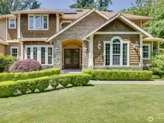 Spacious Luxury Retreat with Fruit Trees
