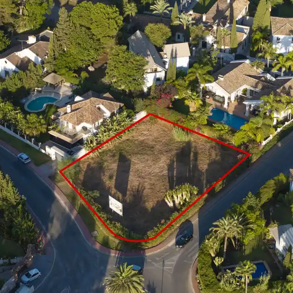 PRIME MARBELLA PLOT WITH APPROVED LUXURY HOME PROJECT