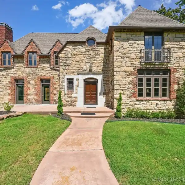1930 TUDOR GEM IN TERWILLEGER HEIGHTS
