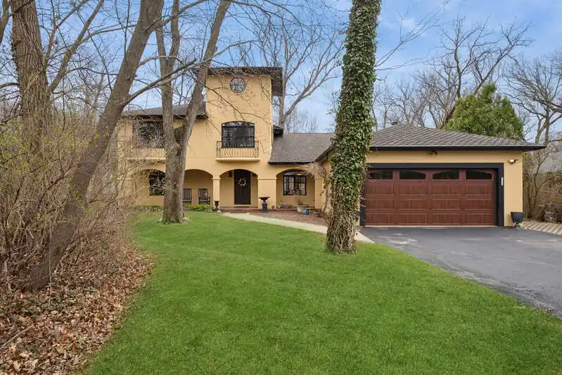 Tuscan Style Home in Convenient Location