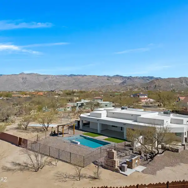 BREATHTAKING CONTEMPORARY OASIS