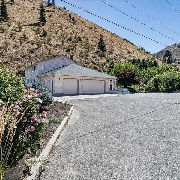 MASSIVE HOME PERFECT FOR MULTI-GENERATIONAL LIVING