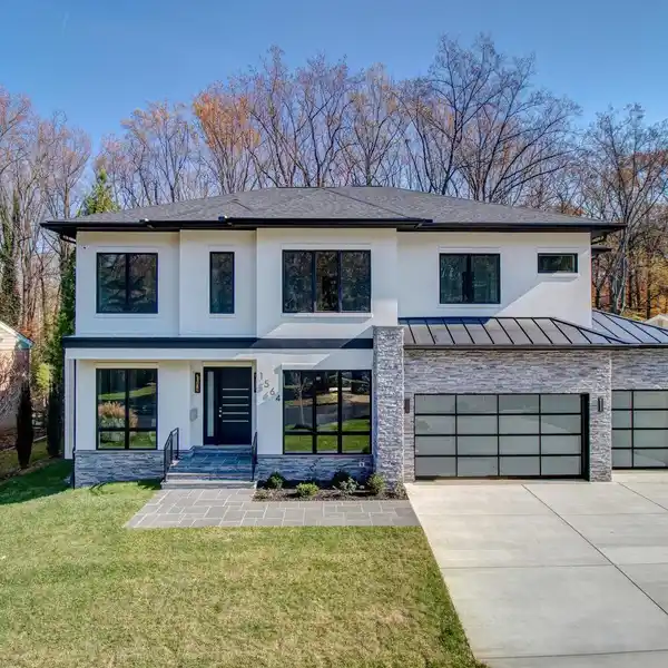 LIKE-NEW LUXURY IN MCLEAN