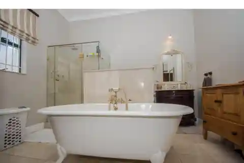 Family Home in L'hermitage Paradyskloof