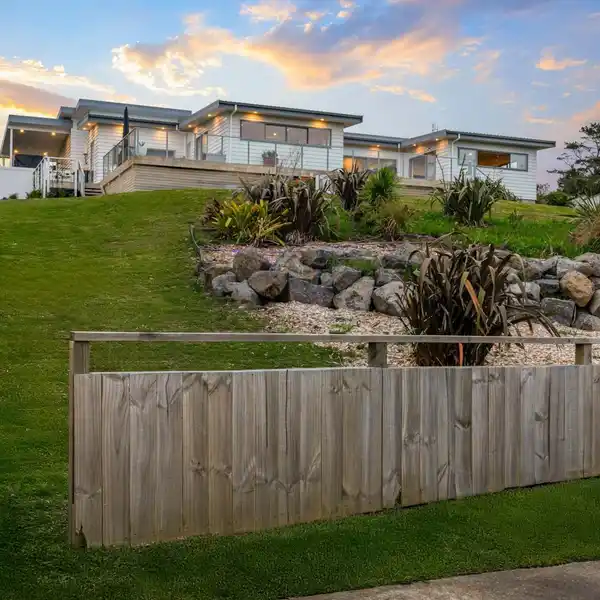 ELEGANT WAIMAUKU RETREAT WITH PANORAMIC VIEWS
