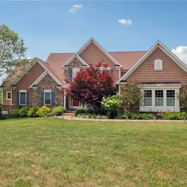 CUSTOM-DESIGNED RETREAT WITH SHOWSTOPPING GREAT ROOM