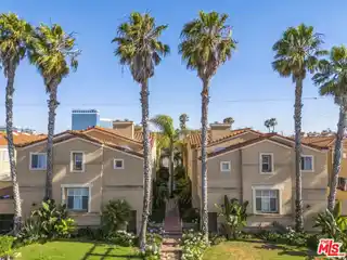 Bright End-Unit Contemporary Mediterranean Townhouse