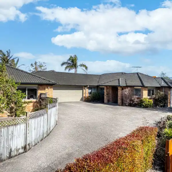 LEVEL-LIVING GEM WITH LUSH ENTERTAINING SPACES