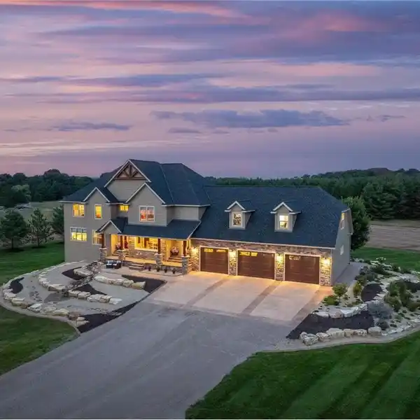 INCREDIBLE EXECUTIVE ESTATE ON FIVE ACRES