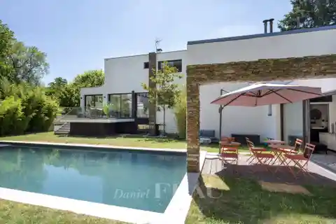 Architect-Designed House Steps from the Banks of the Marne