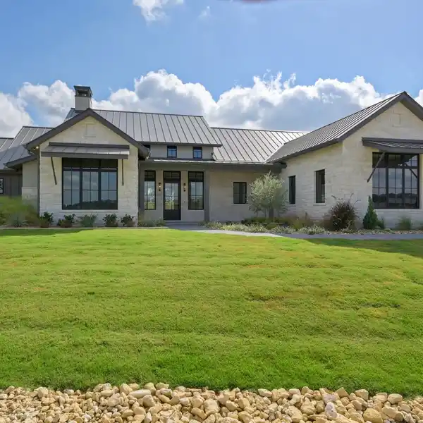 CUSTOM CRAFTSMANSHIP MEETS MODERN HILL COUNTRY CHARM
