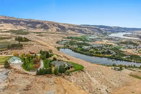 Gorgeous Custom Built Home Overlooking the Columbia River