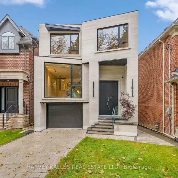 SCULPTURAL MODERN HOME WITH SMART TECHNOLOGY AND TIMELESS STYLE